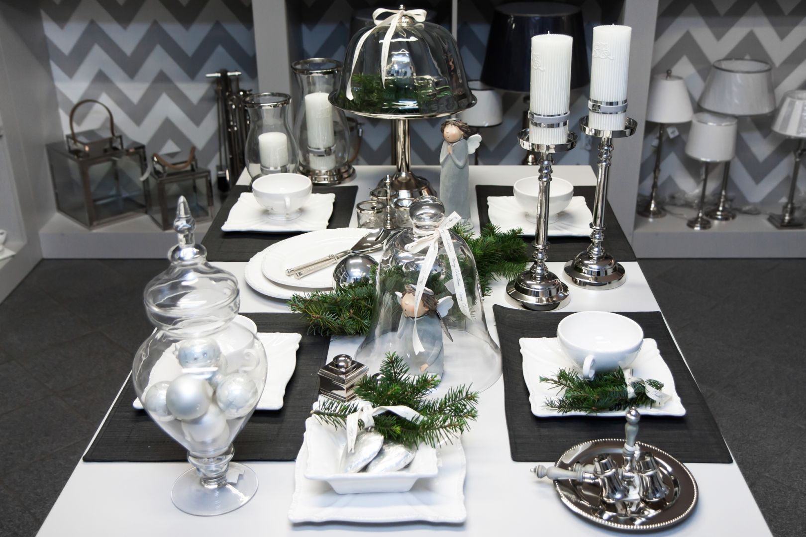 Stylowo i elegancko na świątecznym stole będą wyglądały dekoracje w kolorze srebra połączone ze śnieżnobiałą porcelaną. Fot. Decoratore