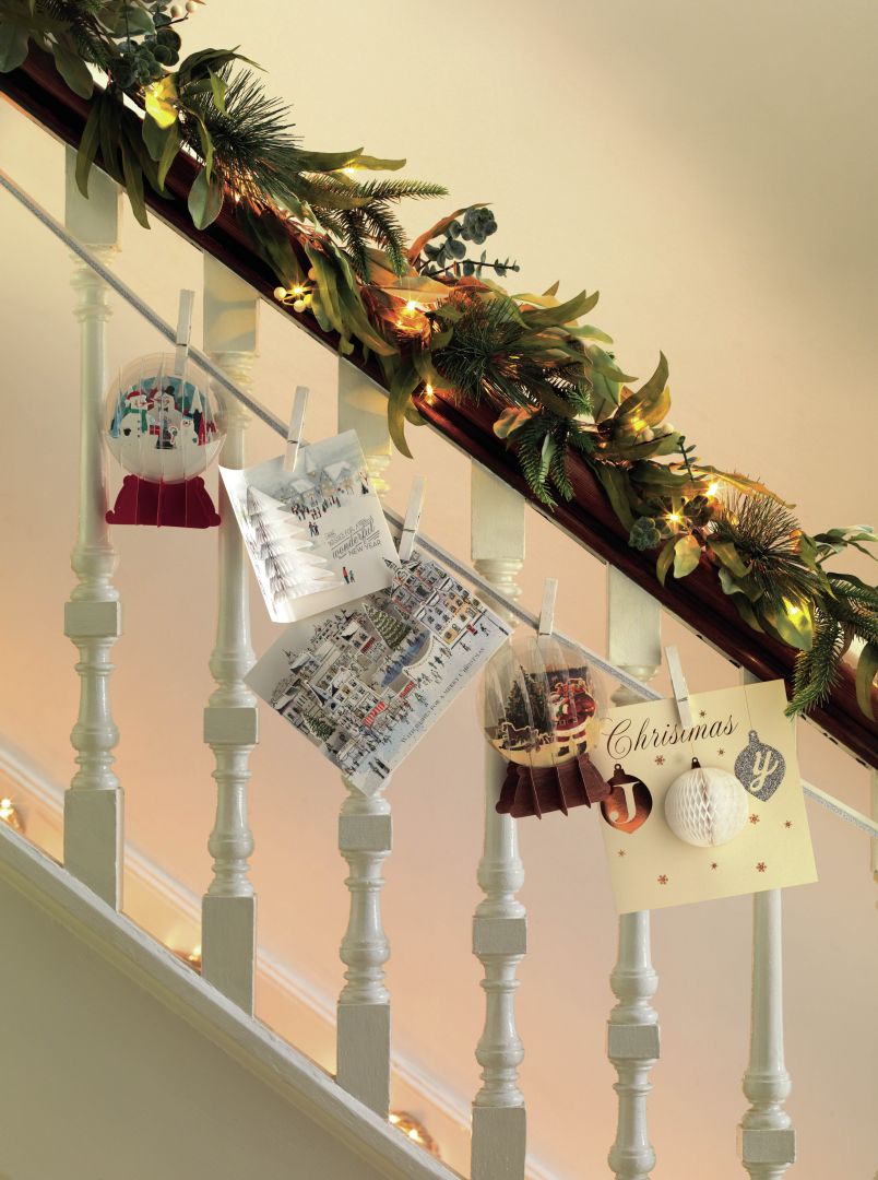 Nie można zapomnieć o świątecznej dekoracji schodów. Najlepiej zaprezentują się na nich dekoracje wykonane ze świeżych gałązek świerku. Fot. Marks and Spencer 