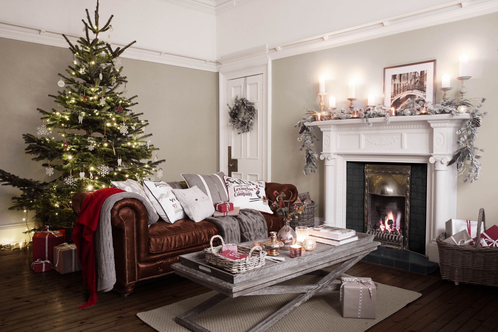 Ten salon przygotowany jest na święta w 100 proc. W świąteczny nastrój wprowadzają domowników lekkie i jasne dekoracje. Fot. Occa Home 