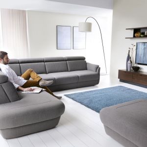 Sofa „Enjoy” posiada specjalnie zaprojektowaną dla kolekcji funkcję spania typu ”slim”, która dostępna jest w wąskich siedziskach. Fot. Etap Sofa