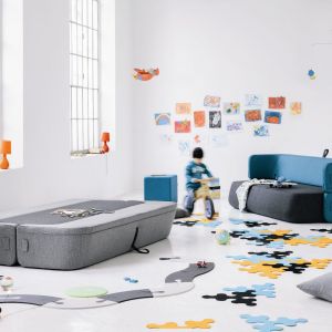 Sofa "Revolve" marki Kvadra to nowoczesna stylistyka, która sprawdzi się w mieszkaniu jak i designerskim biurze. Fot. Le Pukka