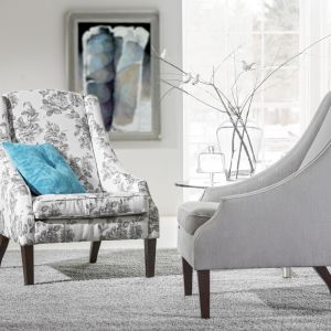 Fotel Angel ma kształt, który pozwala się wygodnie rozsiąść, zaś florystyczne motywy na tapicerce, wprowadzą do wnętrza elegancki klimat. Fot. Mebelplast 