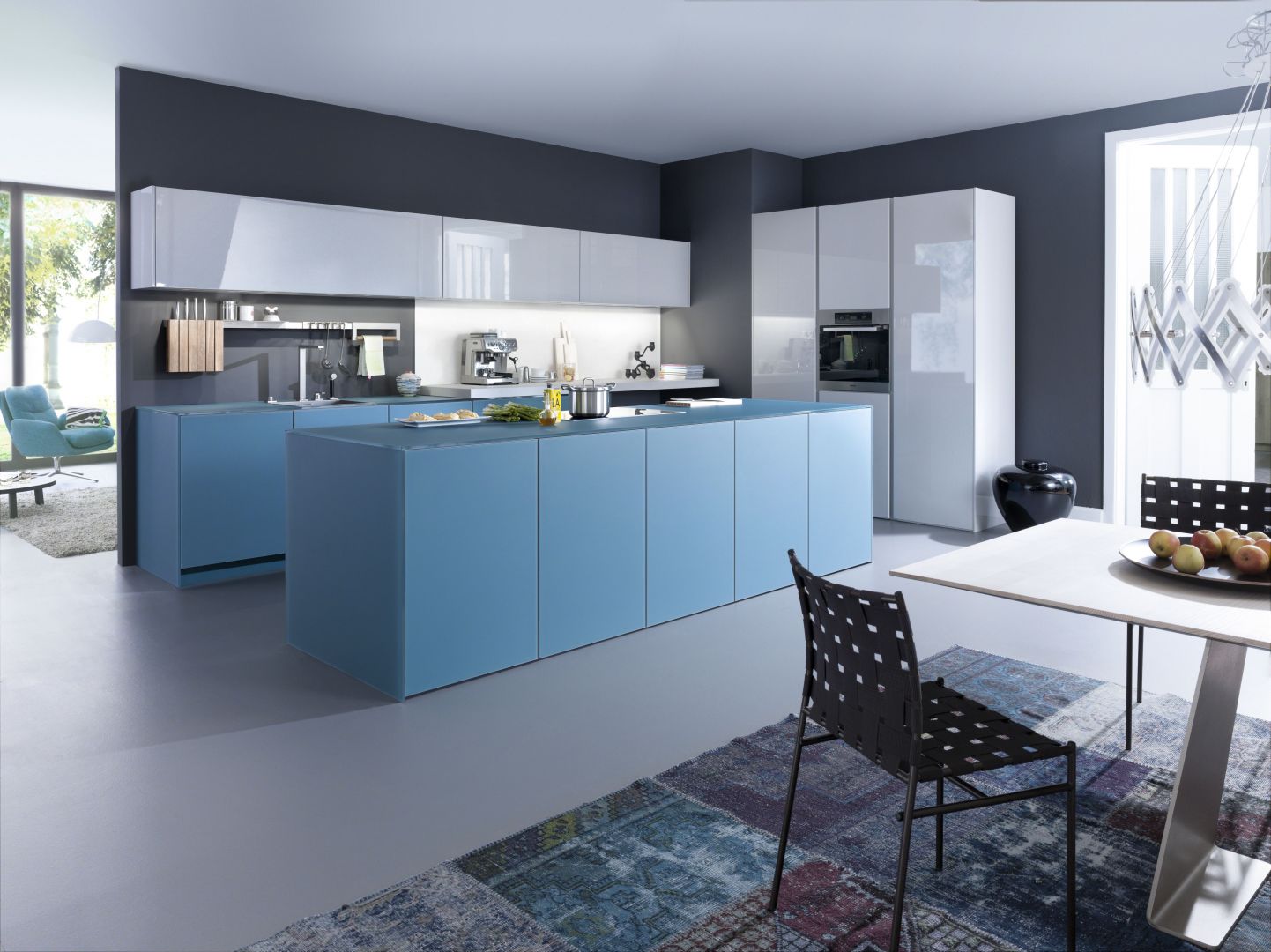 Błękit to kolor modny, ale niestety rzadko stosowany we wnętrzach kuchennych. Dzięki połączeniu z bielą prezentuje się świeżo i modnie. Warto więc pomyśleć o nim wybierając kolorystykę kuchni. Fot. Leicht, model Largo-FG