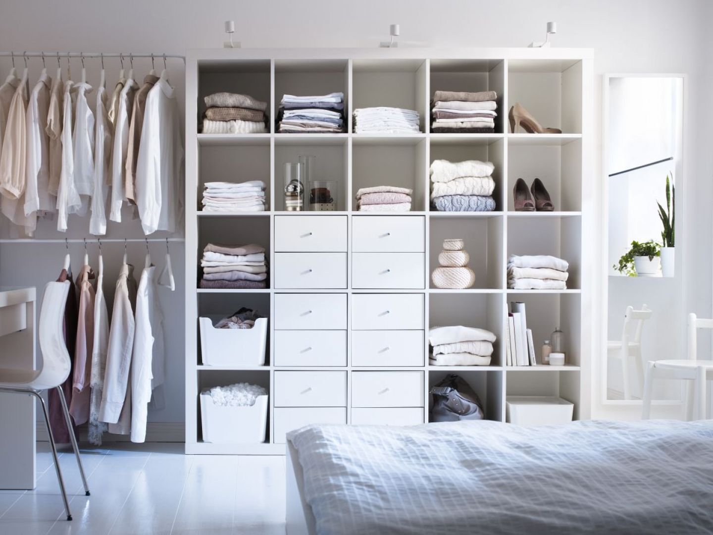 Chcąc optycznie powiększyć sypialnię można otworzyć szafę, a dokładnie, nie mocować żadnych zewnętrznych drzwi lub zasłon. Taka garderoba wymaga jednak nienagannego porządku. Fot. IKEA