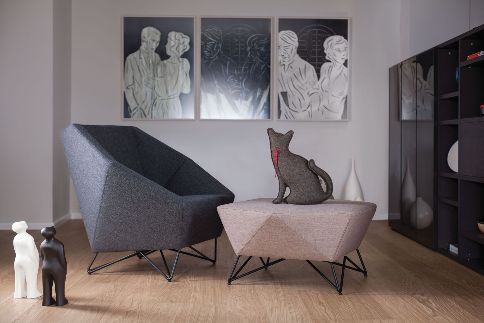 Fotel 3Angle chorwackiej marki Prostoria ma heksagonalny kształt, który doskonale sprawdzi się w nowoczesnym, monochromatycznym wnętrzu. Fot. Prostoria