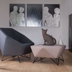 Fotel 3Angle chorwackiej marki Prostoria ma heksagonalny kształt, który doskonale sprawdzi się w nowoczesnym, monochromatycznym wnętrzu. Fot. Prostoria