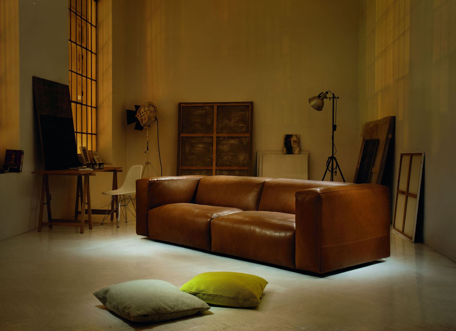 Sofa modułowa Cloud chorwackiej firmy Prostoria, w której wypełnienie siedziska wzbogacono warstwą pierza
Fot. Prostoria