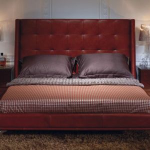 Tapicerowane łoże "A-moll" marki Kler to elegancka propozycja do sypialni. Piękny, rubinowy kolor wprowadza do wnętrza styl i klasę, zaś duży zagłówek zapewni maksymalny poziom komfortu. Fot. Kler