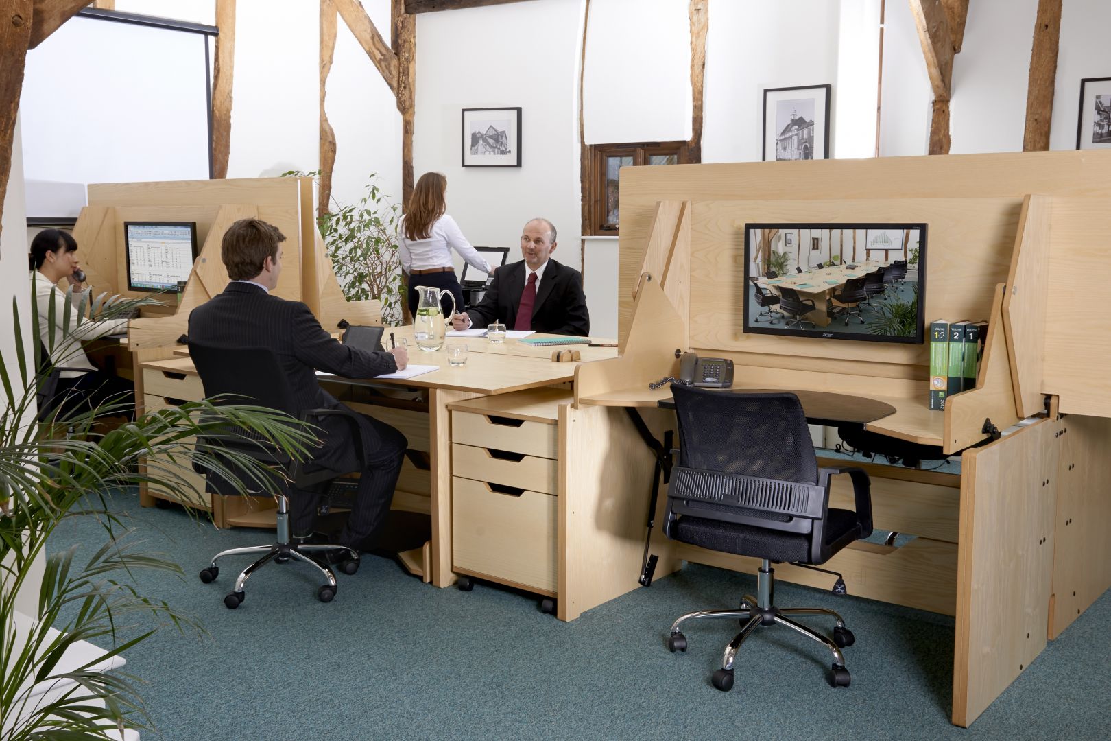 Nie każdy potrafi pracować w zgiełku. Radą na to będą ścianki działowe pomiędzy biurkami. Fot. The Study Bed Company
