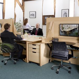 Nie każdy potrafi pracować w zgiełku. Radą na to będą ścianki działowe pomiędzy biurkami. Fot. The Study Bed Company