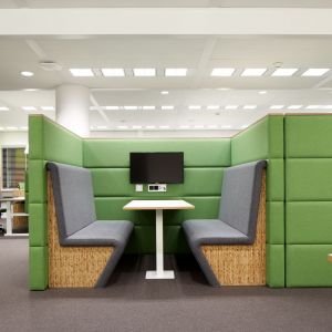 Ścianki działowe to świetne rozwiązanie w biurze typu open space. Oddzielają pracownika od reszty osób i pozwalają na spokojną pracę. Fot. BNOffice