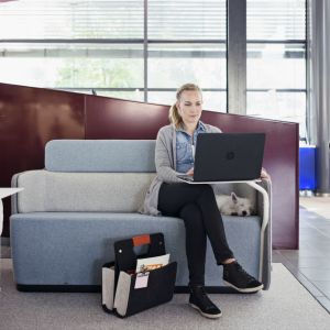 "PodSofa" z niskim oparciem oferuje komfortowe miejsce dla dwóch osób w różnych przestrzeniach nowoczesnego biura. Fot. Martela