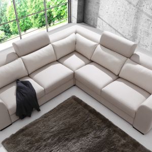 Palazzo to komfortowa sofa z funkcją spania, jak również wygodnymi, regulowanymi zagłówkami. Fot. Caya Design