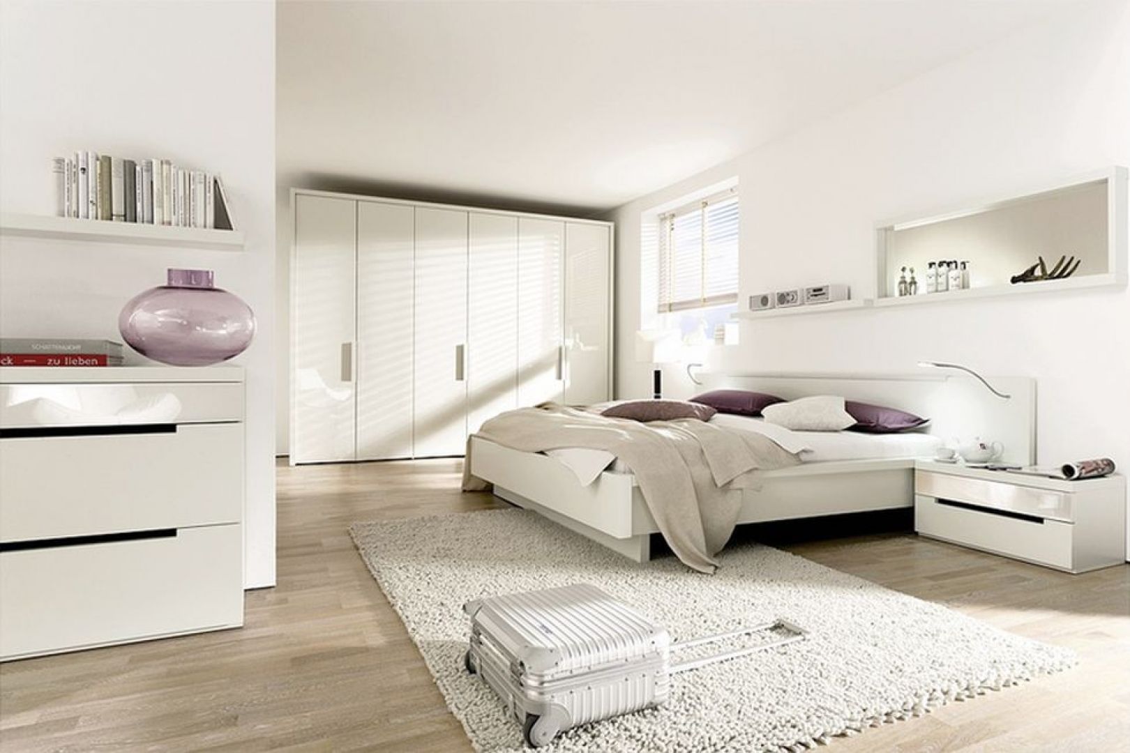 Biel w sypialni to doskonałe rozwiązanie do pomieszczeń małych, ponieważ je optycznie powiększa, ale w dużych sypialniach też nie powinno jej zabraknąć. Szczególnie, jeśli zależy nam na nieskrępowanej przestrzeni. Na zdjęciu kolekcja 