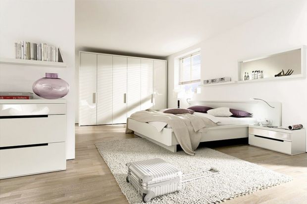 Białe meble do sypialni są praktyczne i ponadczasowe. Pasują do nich dodatki i tkaniny w różnych kolorach. Rozjaśnią i wizualnie powiększą nawet bardzo małe wnętrze, również to pod skosami, gdzie zazwyczaj brakuje światła i przestrzeni.