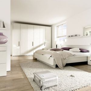 Biała sypialnia w wersji total look. Fot. Huelsta