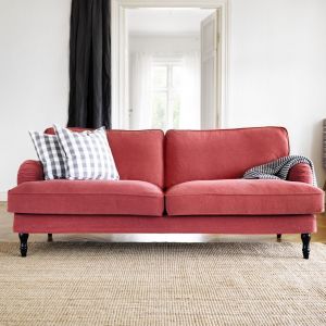 Sofa Stocksund dostępna jest w czterech przyjemnych kolorach, a na wypadek zabrudzeń pokrowiec można zdjąć do prania. Fot. IKEA