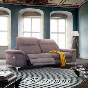 Sofa Katerini to mebel dedykowany do wnętrz utrzymanych w nowoczesnym stylu. Dostępna jest w dostępny jest w szerokiej gamie tkanin. Fot. Poldem