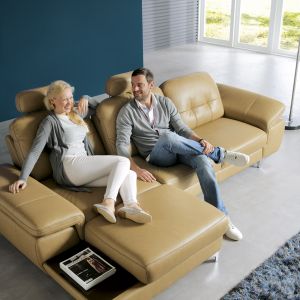 Sofa Move ma wygodne, szerokie siedzisko, regulowane zagłówki, ale również praktyczną półeczkę w otomanie. Fot. Gala Collezione 