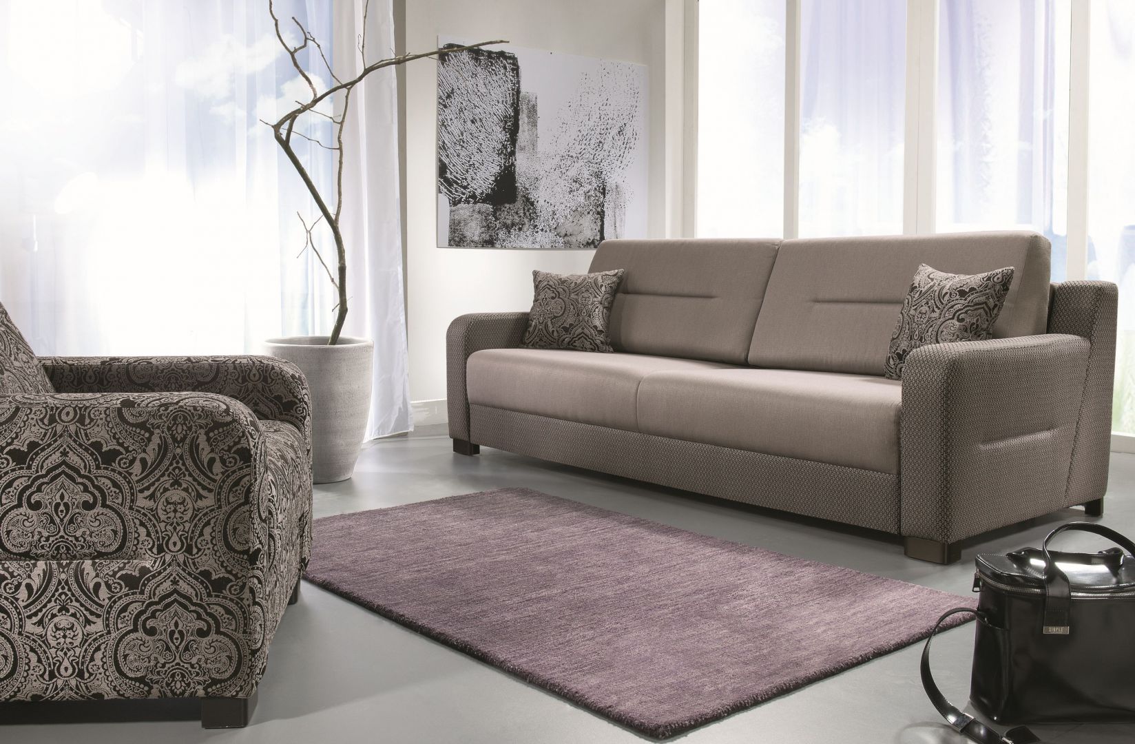 Sofa Modo wyróżnia się klasyczna formą. Wysokie oparcie zapewnia komfort wypoczynku. Cena: około 2.200 zł. Fot. Libro