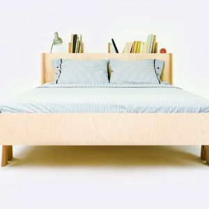 "Prymus" to łóżko posiadające półkę za zagłówkiem. Można na nich ustawić książki, jak również lampkę nocną. Fot. Śnimisie