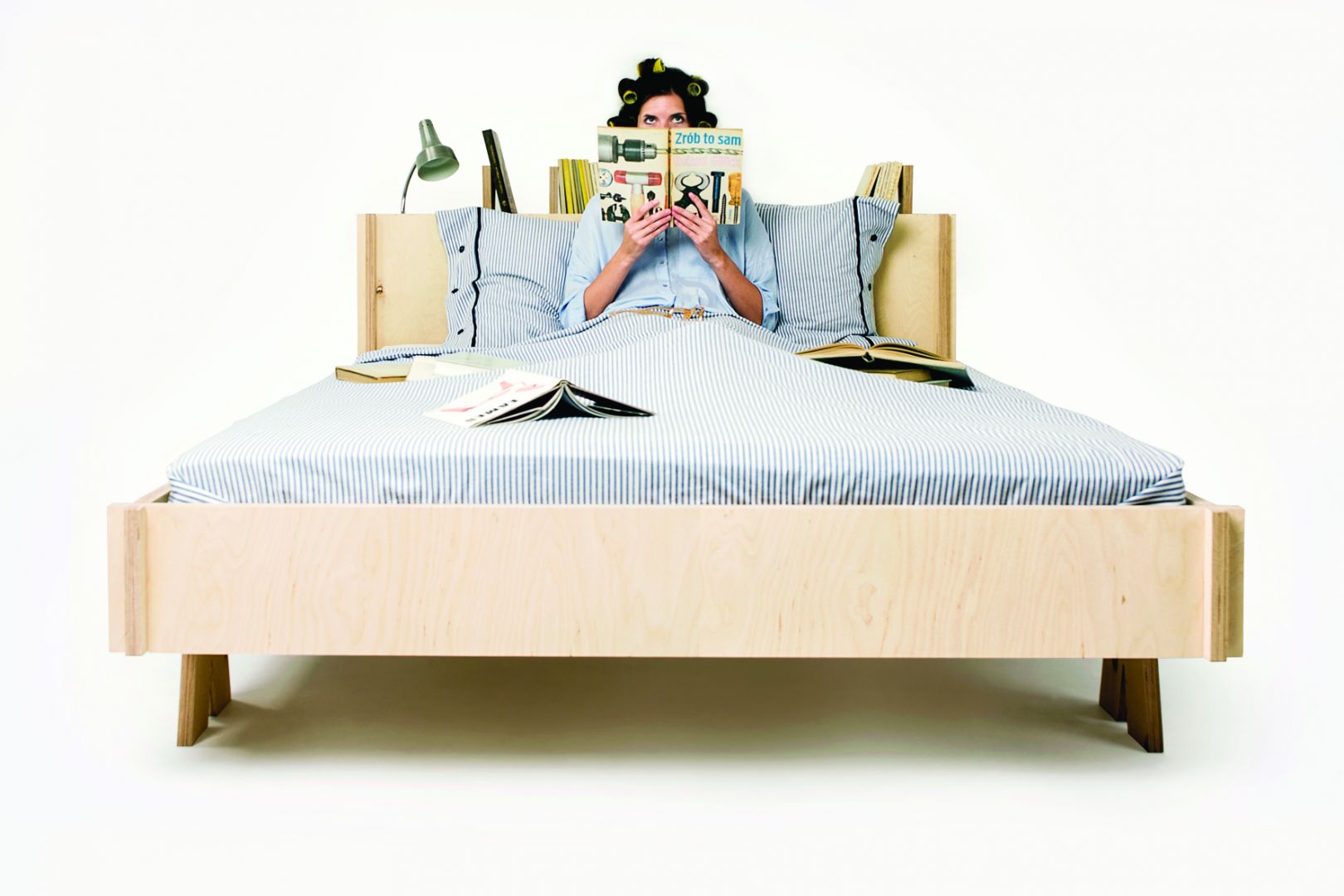 Łóżko Prymus wykonane jest z ekologicznej sklejki. W wezgłowiu przewidziano półki na książki, dla lubiących czytać przed snem. Fot. Śnimisie