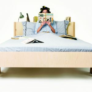 Łóżko Prymus wykonane jest z ekologicznej sklejki. W wezgłowiu przewidziano półki na książki, dla lubiących czytać przed snem. Fot. Śnimisie