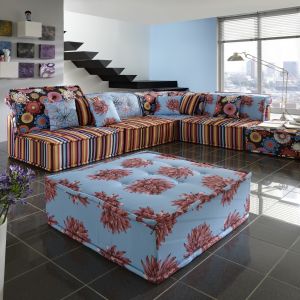 Sofa "Young" to bezpretensjonalne faktury i kolory tapicerki. Dzięki swemu oryginalnemu wzornictwu świetnie sprawdzi się jako mocny akcent we wnętrzu. Fot. Primavera
