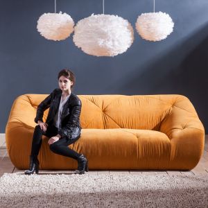 Sofa "Moses" marki Cultdesign, to nie tylko ciekawy kolor tapicerki, ale także niebanalna forma. Fot. Agata Meble