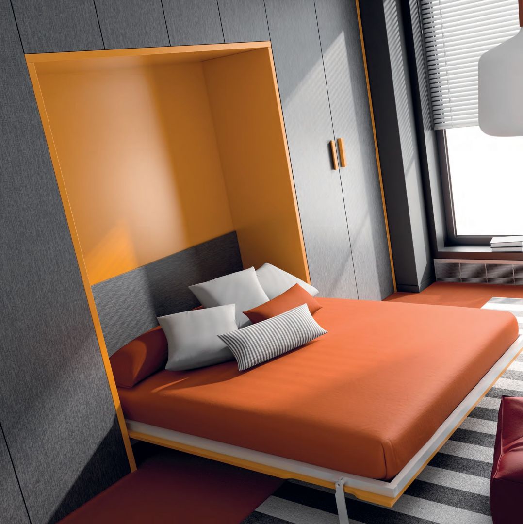 Łóżko schowane w szafie idealnie sprawdzi się na małych przestrzeniach. Nocą służy jako miejsce do spania, zaś za dnia schowane nie zajmuje przestrzeni. Fot. Ros