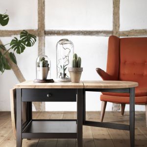 Stolik Arkelstorp posiada rozkładany blat, dzięki czemu z malutkiego mebla może zmienić się w funkcjonalny i pojemny stolik. Fot. IKEA