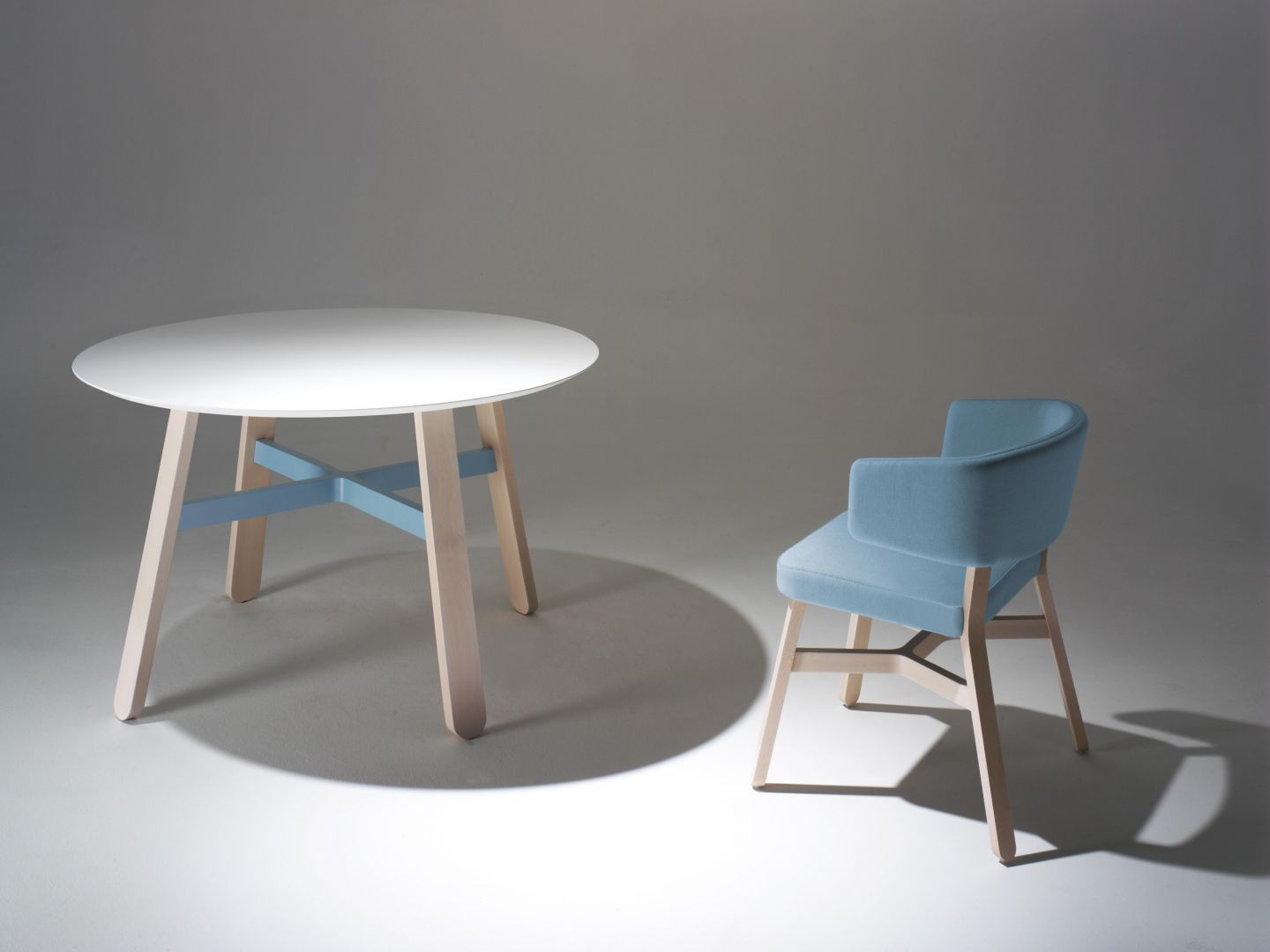 Stół i krzesła z kolekcji 