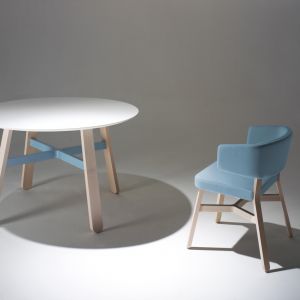 Stół i krzesła z kolekcji "Croissant". Fot. Dado Design 