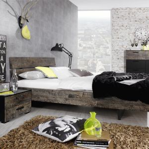 Sypialnia Sumatra wyróżnia się brązowymi wstawkami w stylu vintage, które dają modny efekt zużycia mebli, tj.  wyblakłej farby, zarysowań czy zniszczonej powierzchni. Cena łóżka ok. 1.100 zł. Fot. Rauch 