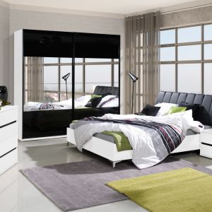 "Saragossa" w kolorze biały/czarny połysk, to sypialnia utrzymana w nowoczesnym stylu. W skład kolekcji wchodzą: łóżko, szafki nocne, komoda oraz szafy. Fot. Agata Meble 