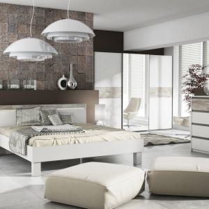 Sypialnia "Elektra" to meble do sypialni o prostej, wręcz minimalistycznej formie. Dominującą w kolekcji biel korpusów i frontów subtelnie przełamują dekory imitujące wzór postarzonego wapnem drewna. Fot. Słupskie Fabryki Mebli