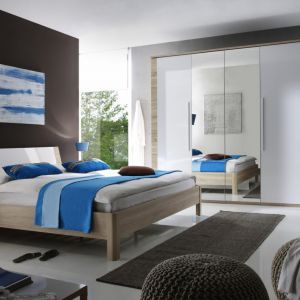 Sypialnia "Klio" to połączenie ciepłego dekoru drewna z kolorem białym na wysoki połysk. Fot. Helvetia Wieruszów