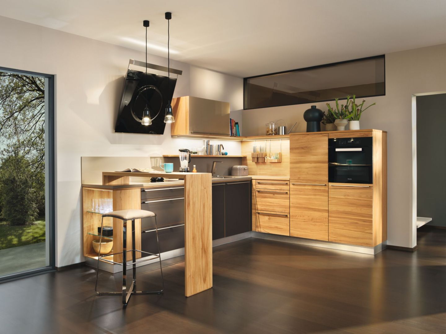 Ciepło wnętrza kuchennego zapewnią odpowiednio dobrane materiały. Przytulne drewno w połączeniu z barwą stonowanego brązu nadaje wnętrzu szlachetnej elegancji. Fot. Team7 