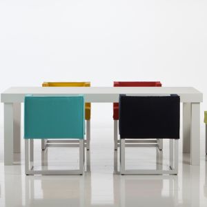 Fotele-krzesła "Belami" to idealne uzupełnienie stołu do jadalni. Sprawiają, że pomieszczenie w którym spożywamy posiłki nabiera oryginalnego wyglądu. Fot Bruehl 