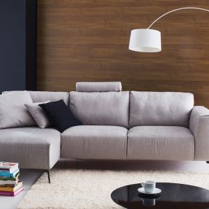 Sofa \"Calvaro\" to przyjemność odpoczynku w salonie. Szerokie siedzisko zapewnia komfort siedzenia, zaś prosta linia idealnie wpisuje się w klimat nowoczesnych wnętrz. Fot. Etap Sofa