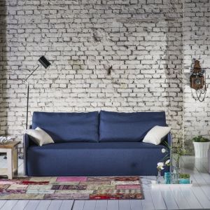 Dwuosobowa sofa "Slim" z funkcją spania. Opcjonalnie istnieje także możliwość zamówienia dodatkowych poduszek dekoracyjnych, aby podnieść jej walory użytkowo-wizualne. Fot. Emmohl 