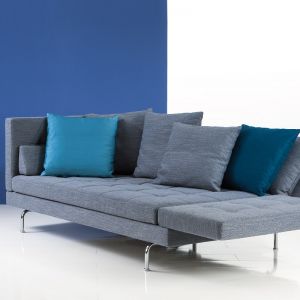 Geometryczna i minimalistyczna sofa "Amber" z rozkładanymi podłokietnikami, jest stworzona z myślą o oszczędności wnętrza. Fot. Bruel 