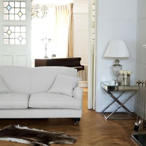 Biała sofa "Tiger Lilly" świetnie sprawdzi się we wnętrzu nie tylko ze względu na niewielką formę - biel nie przytłacza wnętrza i sprawia, że wydaje nam się większe niż jest w rzeczywistości. Fot. Sweetpea & Willow