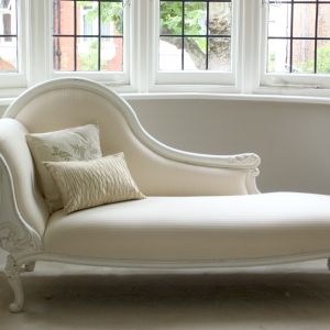 Klasyczna biała leżanka może być piękną ozdobą nie tylko salonu, ale także sypialni. Fot. Sweetpea & Willow