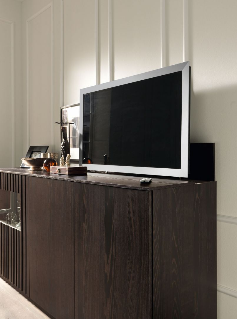 Nowoczesna szafka RTV z automatycznie wysuwanym panelem z telewizorem. Fot.  Go Modern Furniture