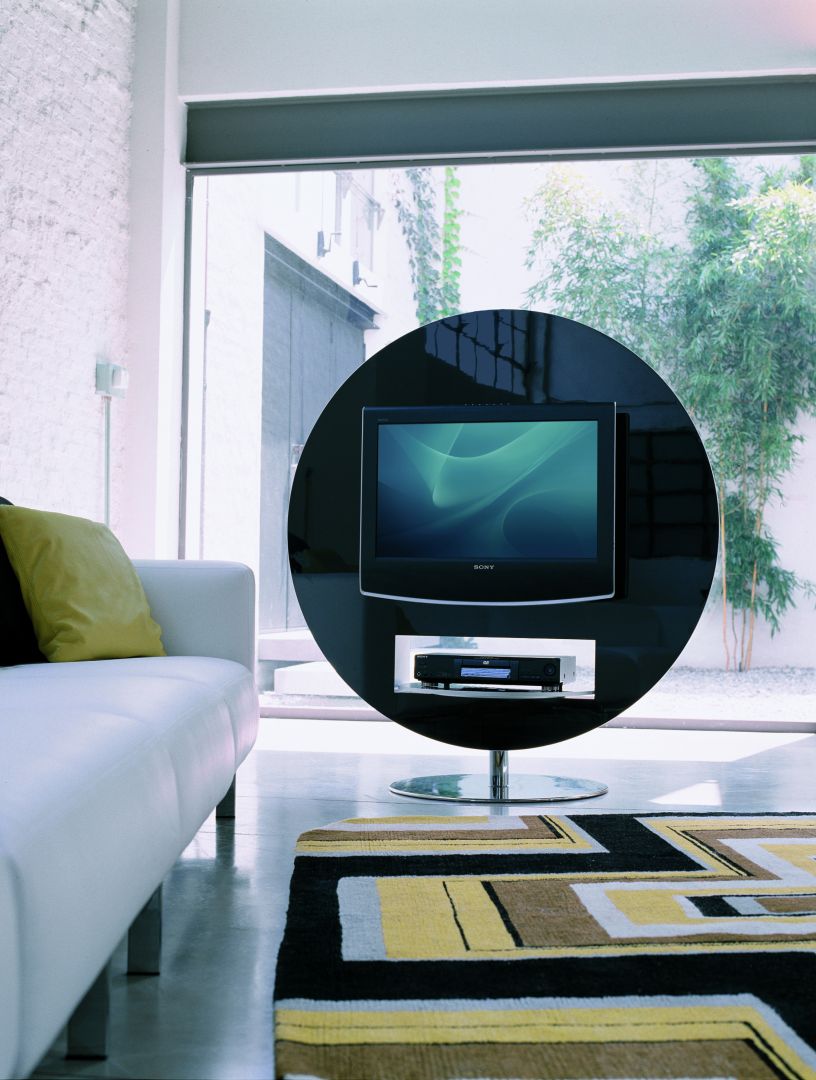 Oryginalny panel TV z półeczką na sprzęt audio. Fot. Go Modern Furniture 