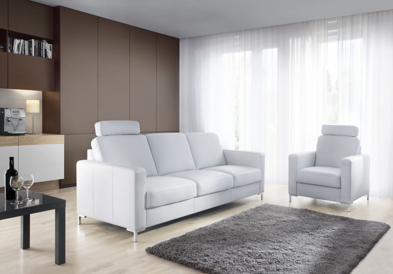 Biała sofa Basic wyróżnia się geometryczną, minimalistyczną formą. Dostępna w zestawie z fotelem. Fot. Agata Meble 