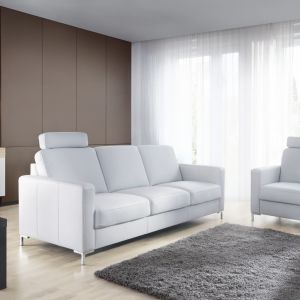 Biała sofa Basic wyróżnia się geometryczną, minimalistyczną formą. Dostępna w zestawie z fotelem. Fot. Agata Meble 