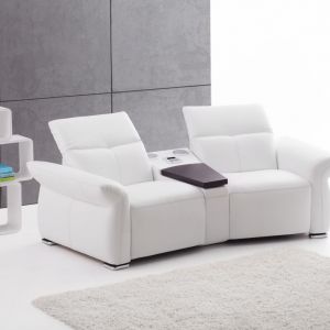 Sofa Impressione w bieli prezentuje się nowocześnie i świeżo. Posiada półkę między siedziskami i system sterowania funkcją relaks. Cena: ok 7.847 zł. Fot. Agata Meble