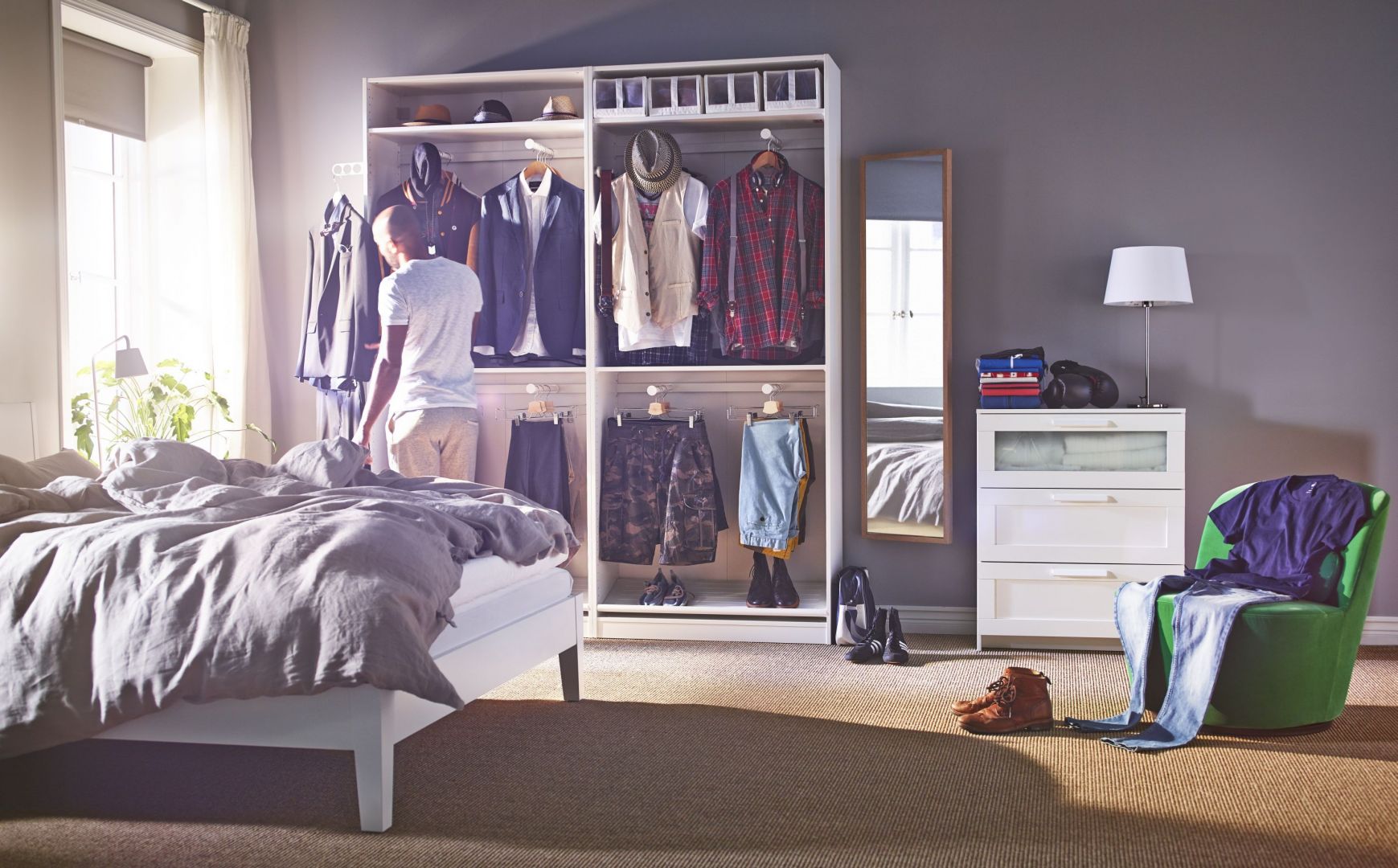 System szaf Pax marki IKEA pozwala na dopasowanie jej wnętrza do własnych potrzeb. Specjalny planner online sprawi, że zaplanujemy szafę nie wychodząc z domu. Fot. IKEA
